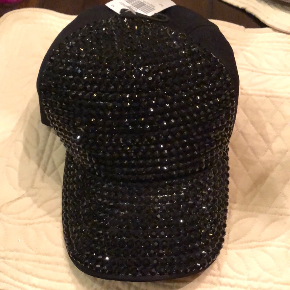 🧢Sparkle Faceted Black Acrylic Stones front, pain back, snap close extender.